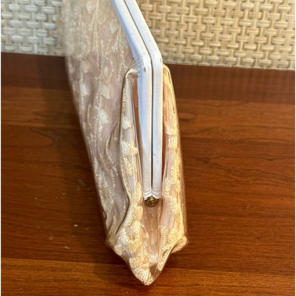 🌟HP🌟VTG 1960s Vinyl & Cream Lace Clutch Evening Bag with Gold Bow Lift Clasp - Picture 7 of 16